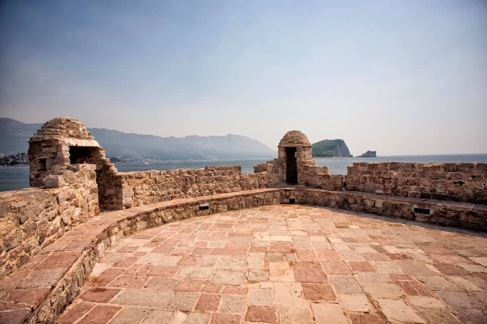 pogled sa kule repeno puskarnice i masikule bedemi stari grad budva